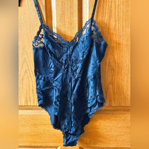 SOLD • Vintage Vanity Fair Teddy • 36 • Black Lace • Nylon • Snap Crotch - Picture 1 of 6